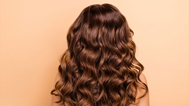 imagem de mulher de costas mostrando seu cabelo ondulado